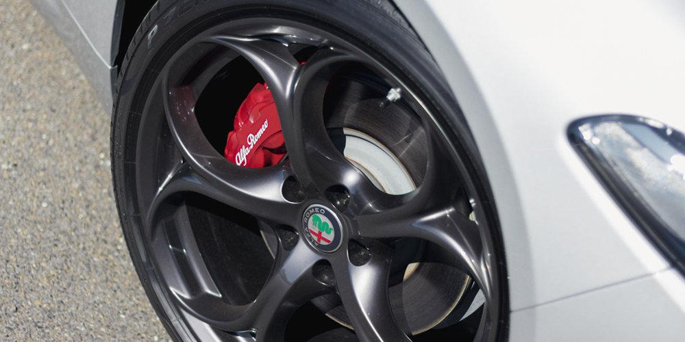 Top down view of the Giulia's alloy wheels